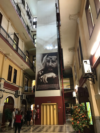 Christmas shops in Havana