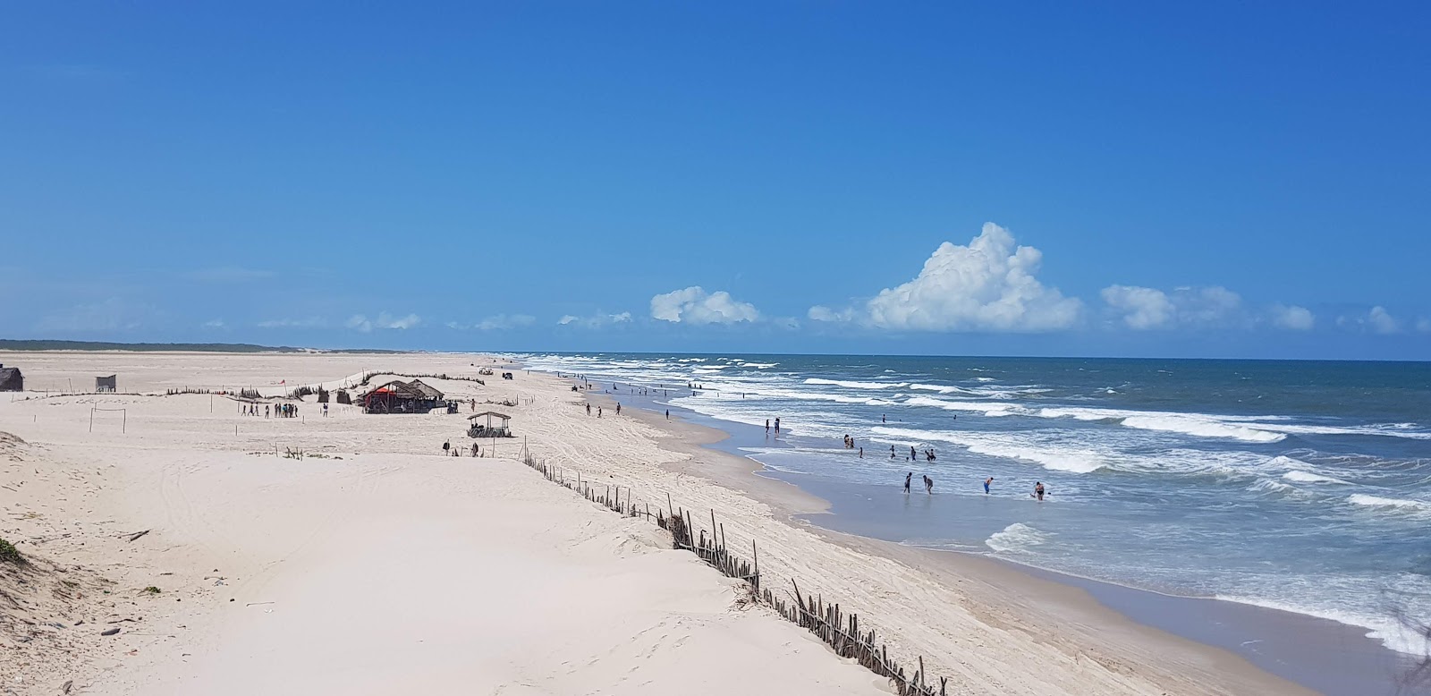 Valokuva Praia De Cabureista. pinnalla kirkas hiekka:n kanssa
