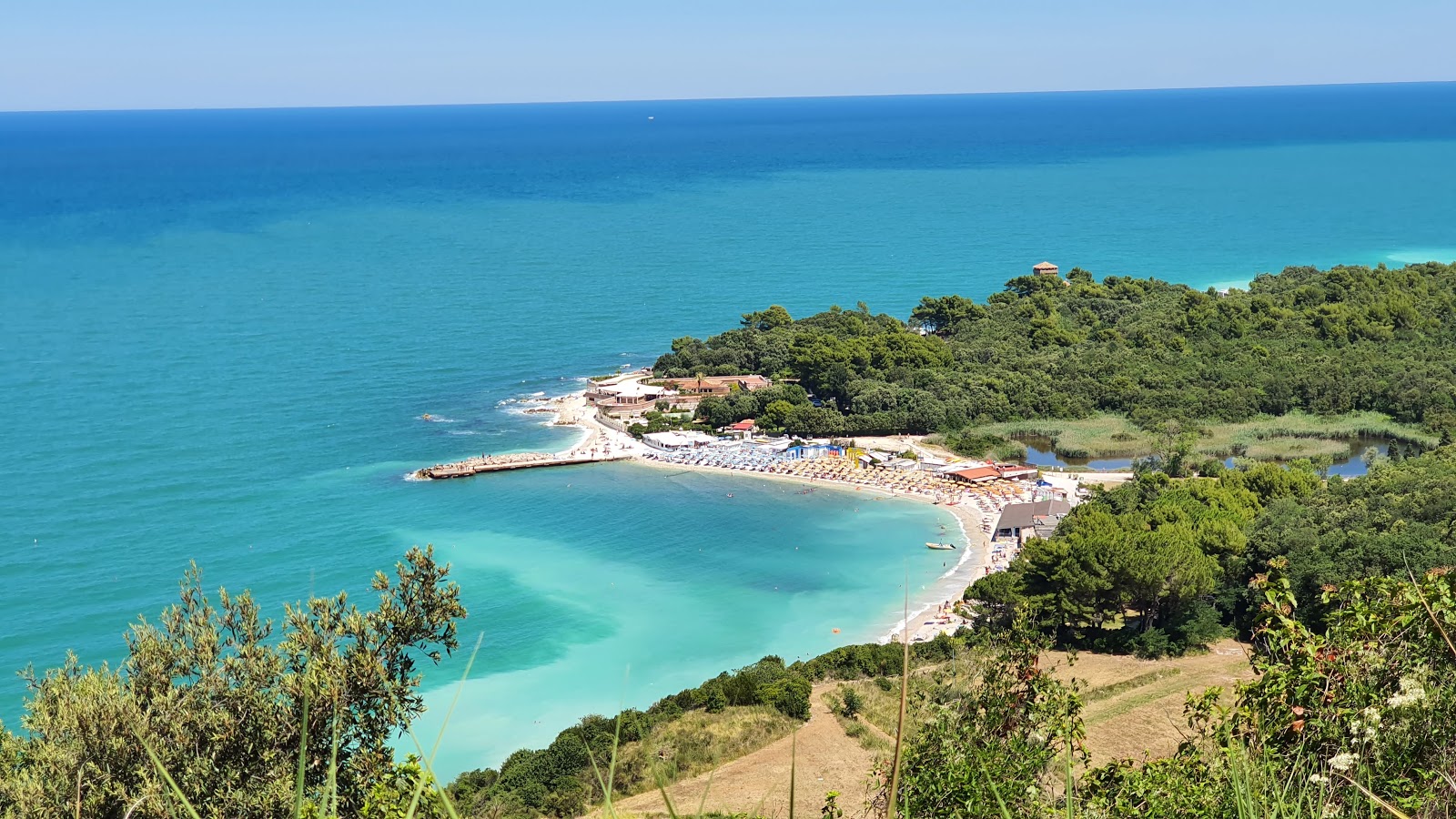 Fotografija Spiaggia di Portonovo z visok stopnjo čistoče