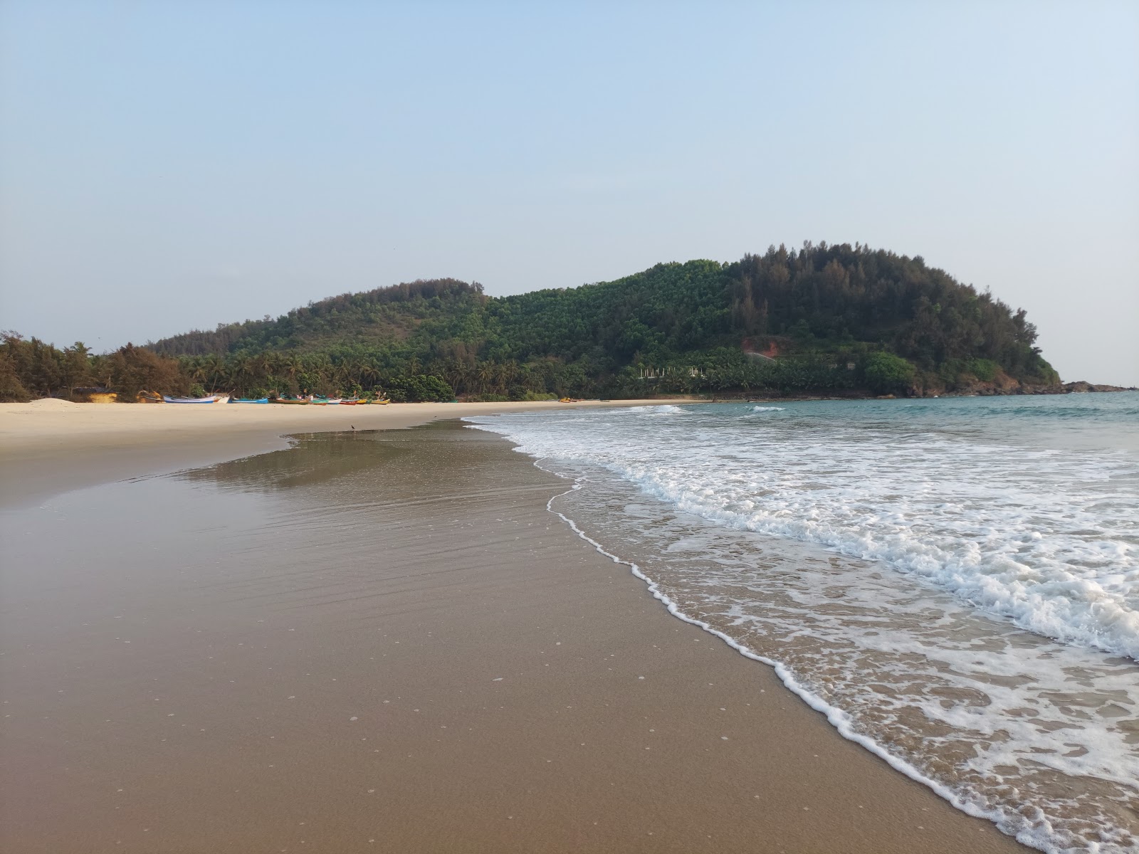 Dhareshwar beach的照片 带有碧绿色水表面