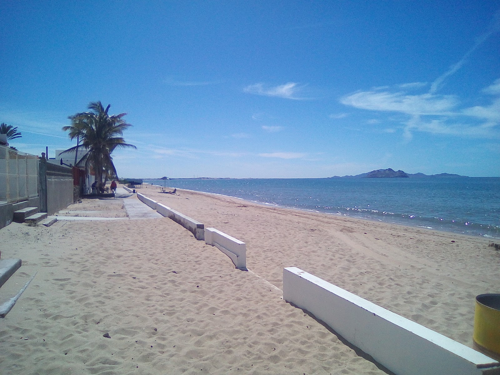 Foto di Bahia de Kino II con una superficie del sabbia luminosa