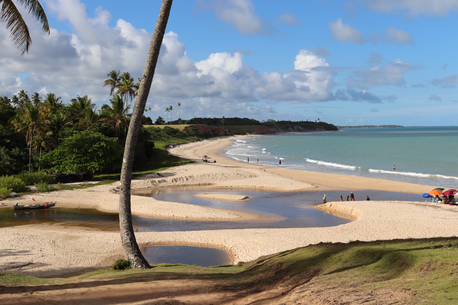 Foto de Praia do Imbassuaba com areia bege fina superfície