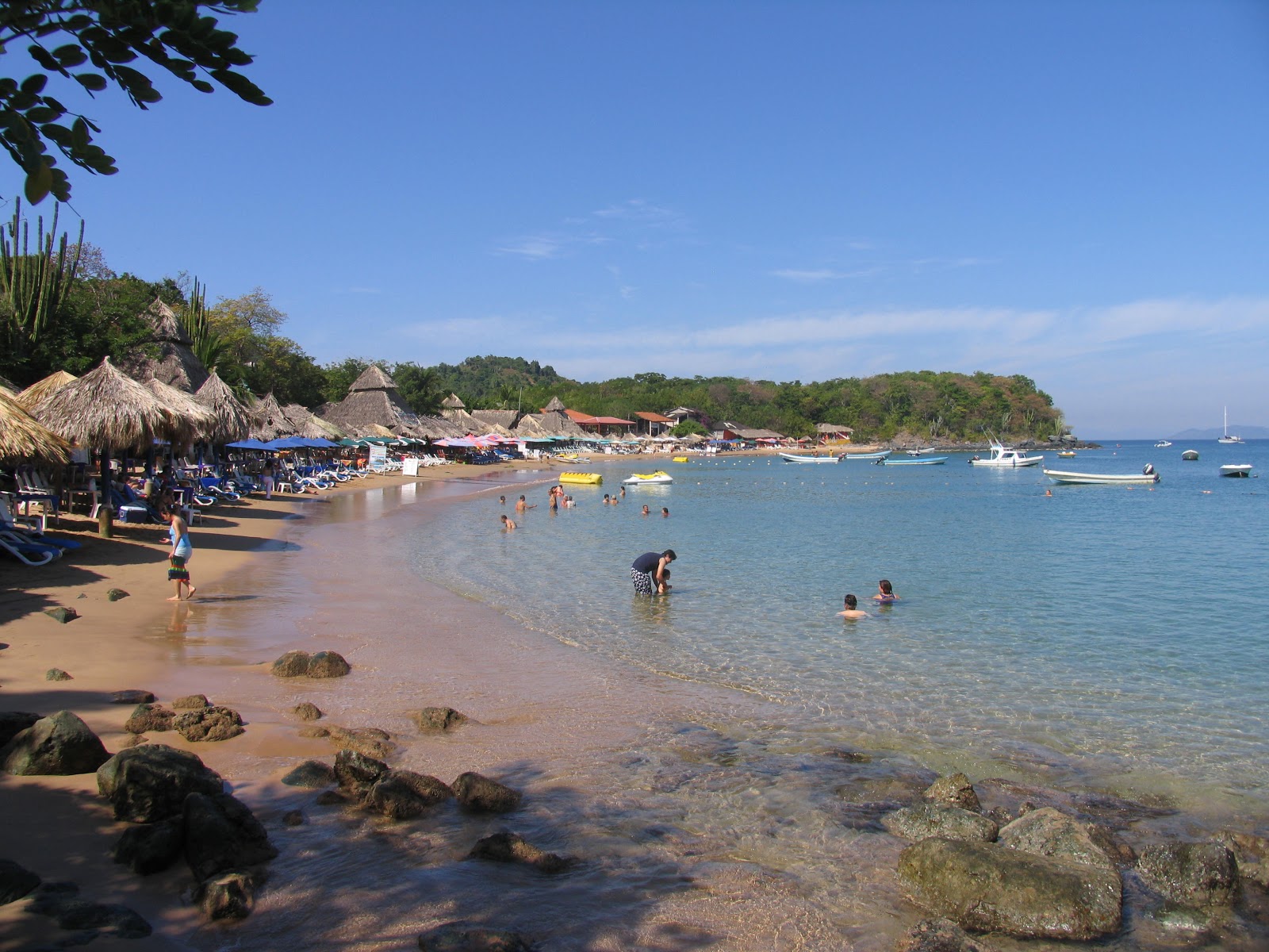 Photo de Playa Cuachalalate avec sable lumineux de surface