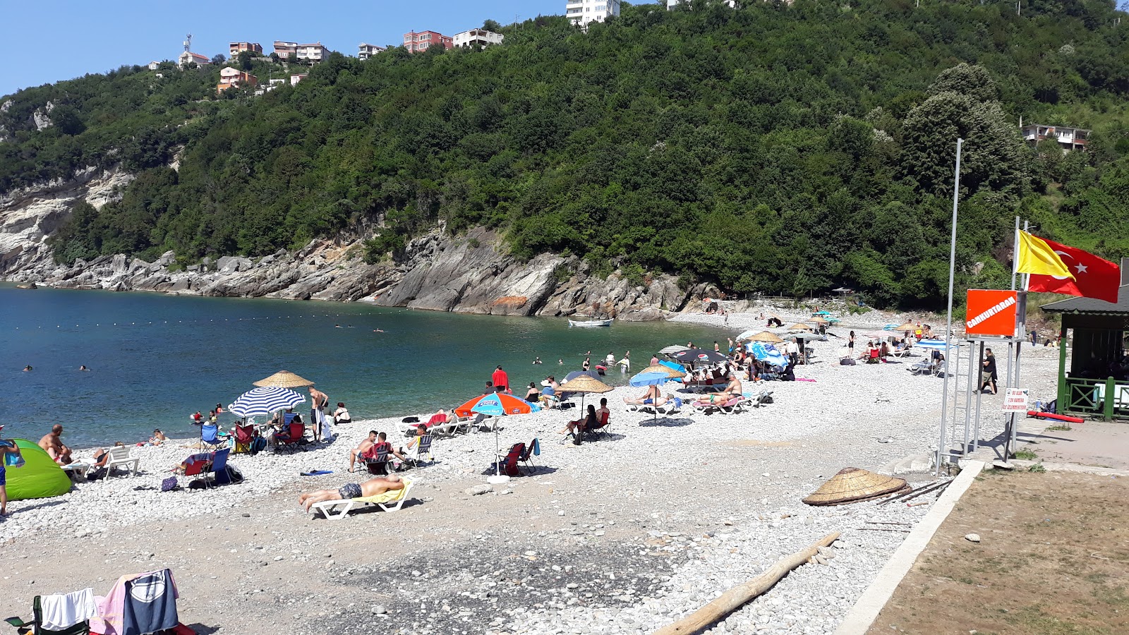 Photo de Degirmenagzi Plaji avec sable brillant et rochers de surface