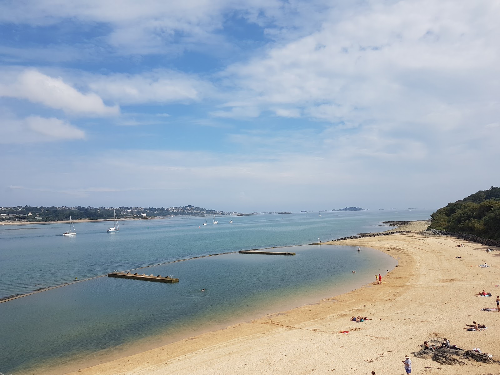 Plage de la Tossen'in fotoğrafı uzun koy ile birlikte