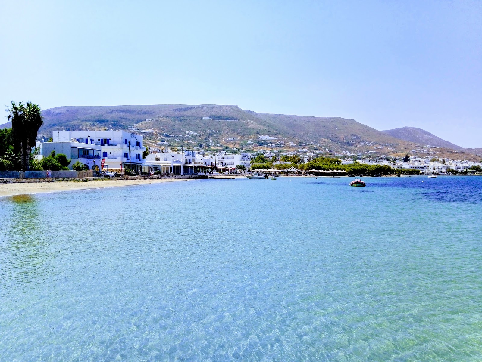 Livadia beach'in fotoğrafı uçurumlarla desteklenmiş