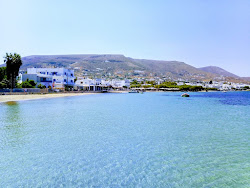 Livadia beach'in fotoğrafı uçurumlarla desteklenmiş