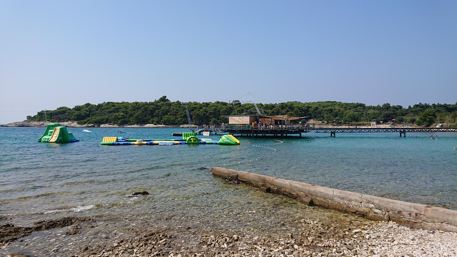 Foto av Valovine beach med turkos rent vatten yta