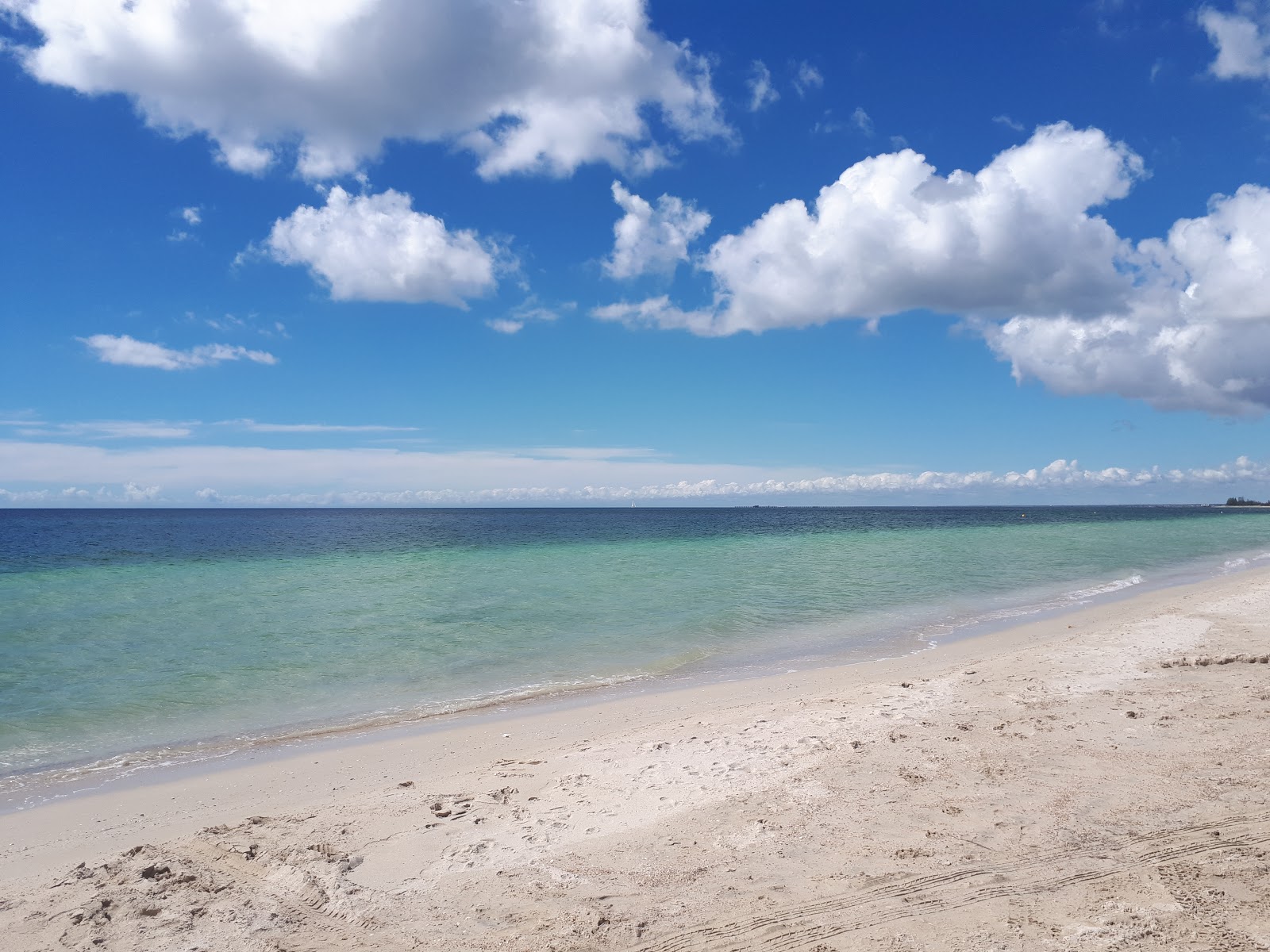 Mandalay Beach'in fotoğrafı - rahatlamayı sevenler arasında popüler bir yer