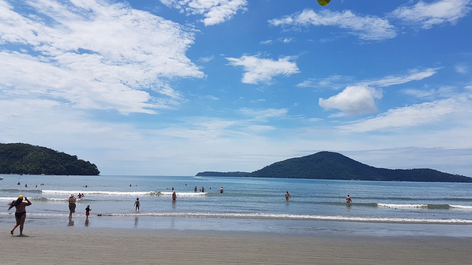 Foto de Praia do Perequê-Açu com água cristalina superfície