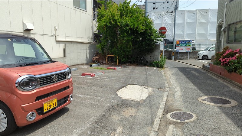 2 Chome-27-13 Minoshima Parking