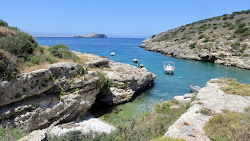 Kato Mezapos beach'in fotoğrafı dağlarla çevrili