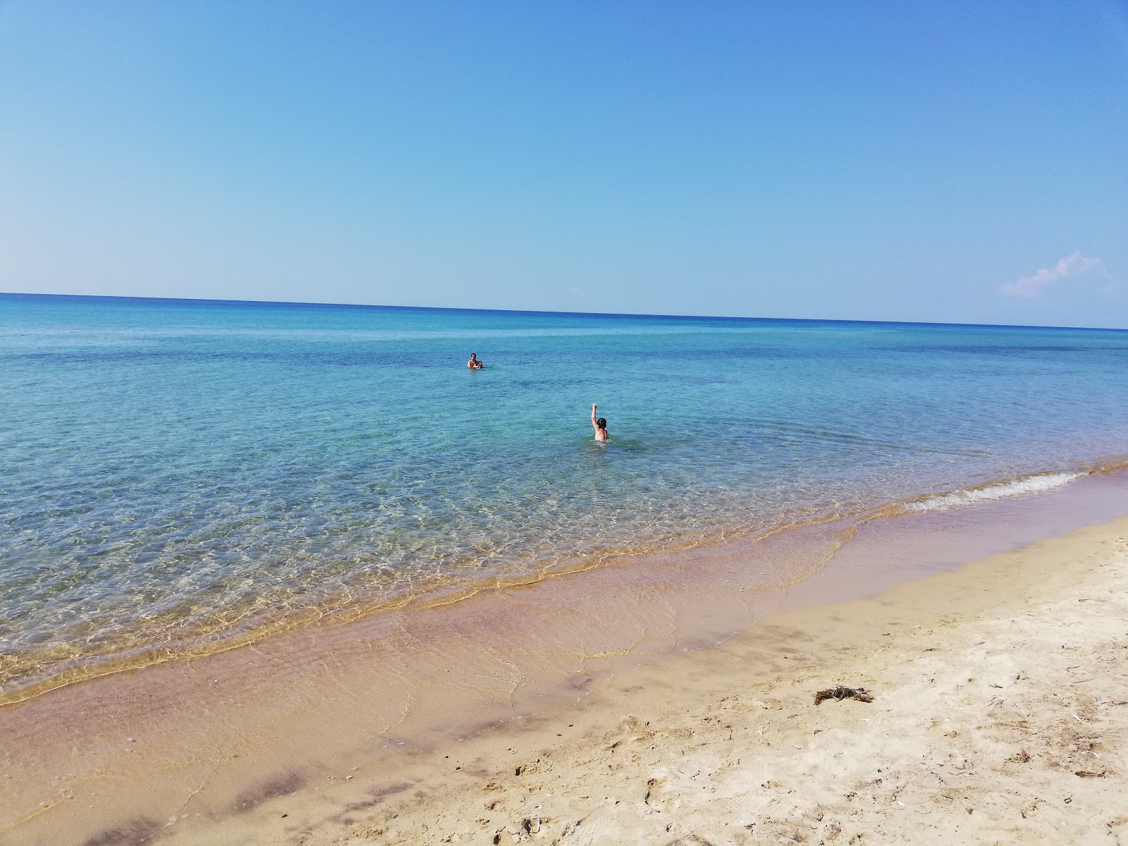 Photo de Vakif beach avec l'eau cristalline de surface