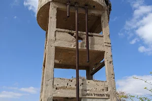 בארות יצחק הישנה - מגדל המים image