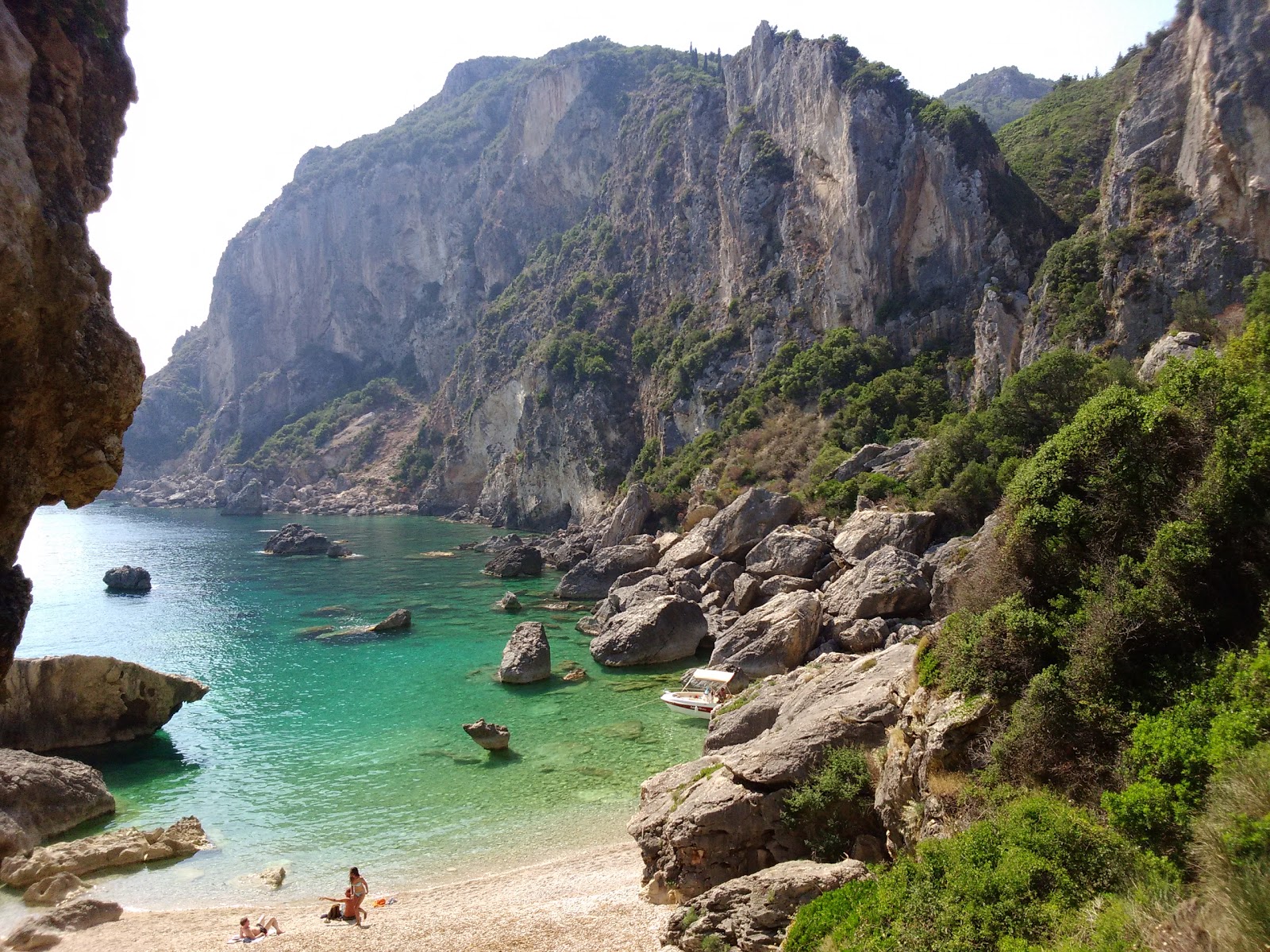 Ampelaki beach II的照片 带有绿色纯水表面