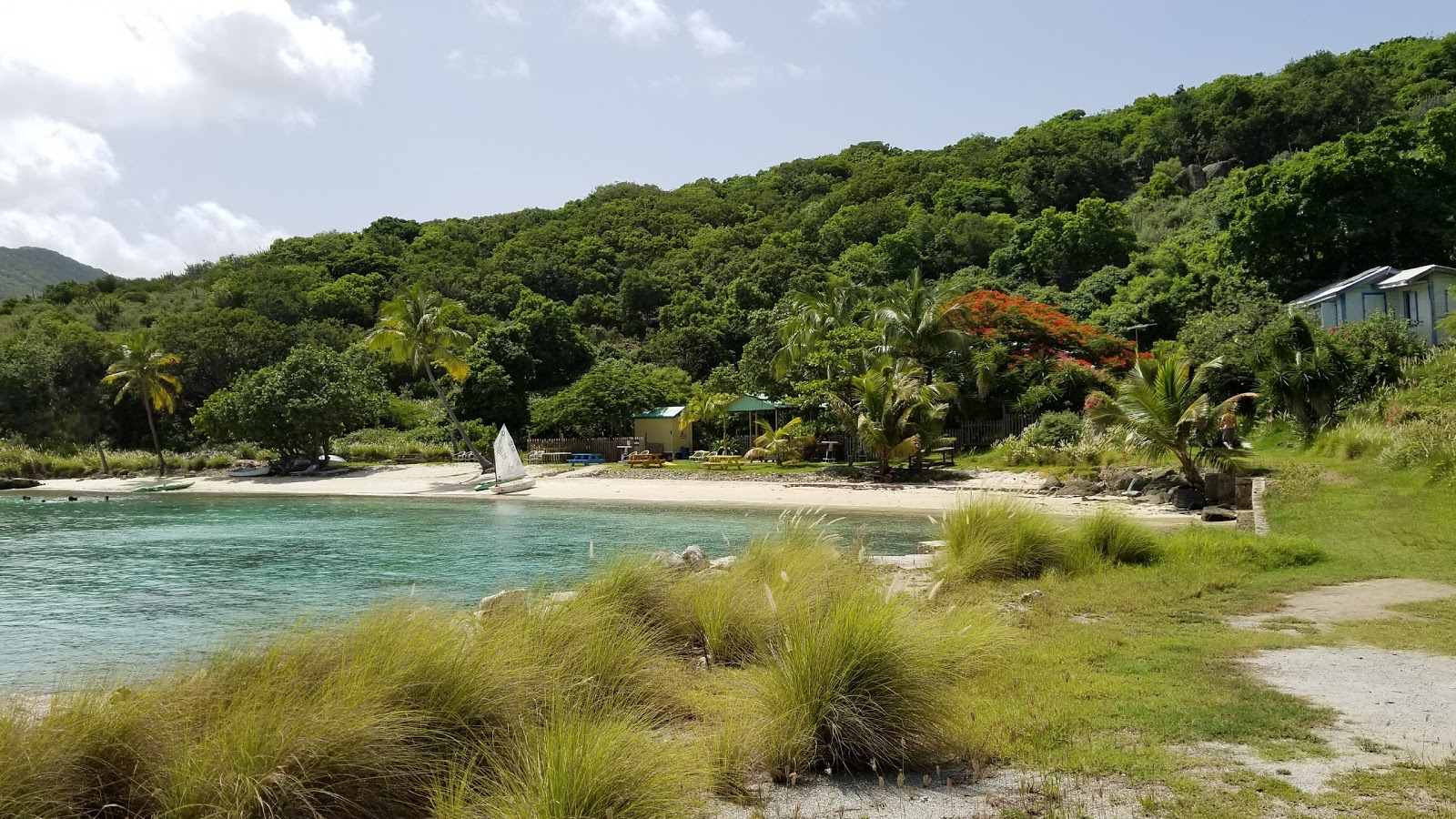 Foto di Diamond Cay beach II con una superficie del sabbia beige e ciottoli