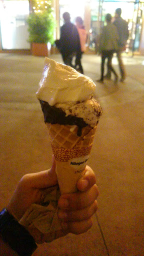 Ice Cream Shop «Häagen-Dazs® Ice Cream Shop», reviews and photos, 1550 Disneyland Dr E-103A, Anaheim, CA 92803, USA
