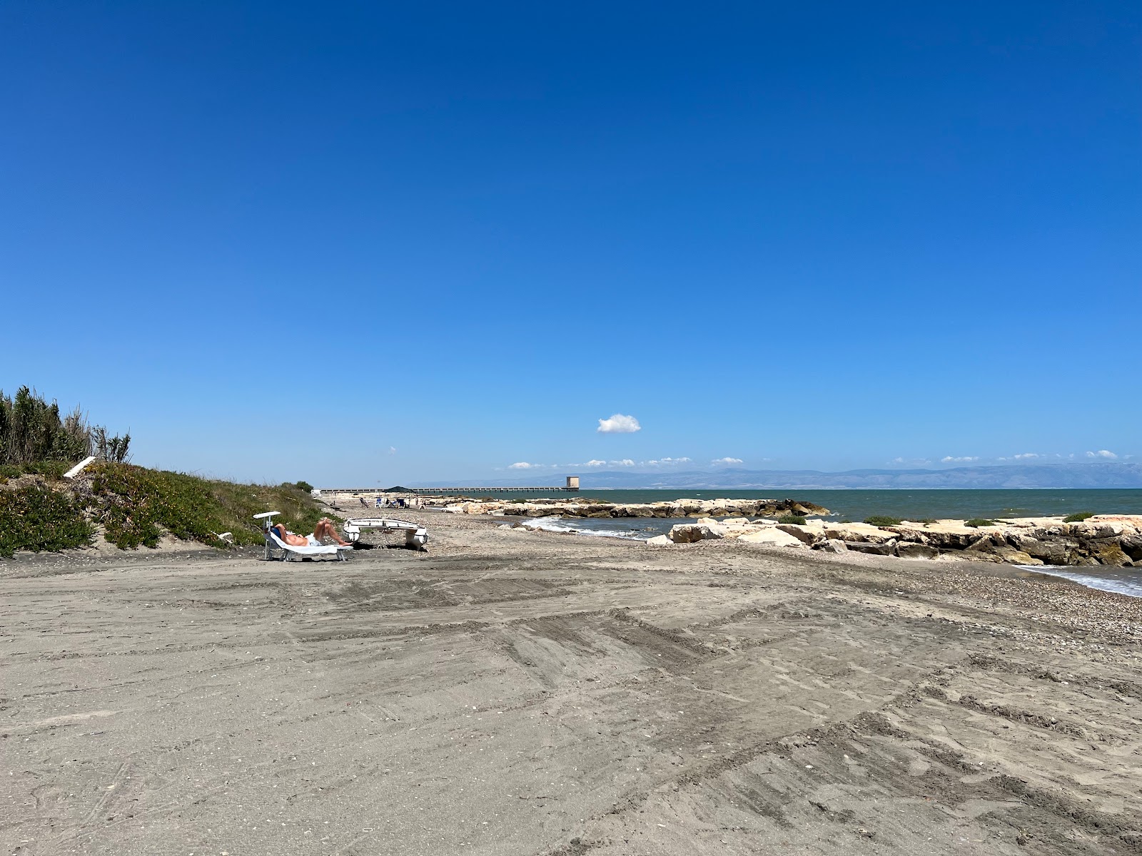 Fotografie cu Lido Il Fenicottero Rosa Beach cu o suprafață de nisip gri