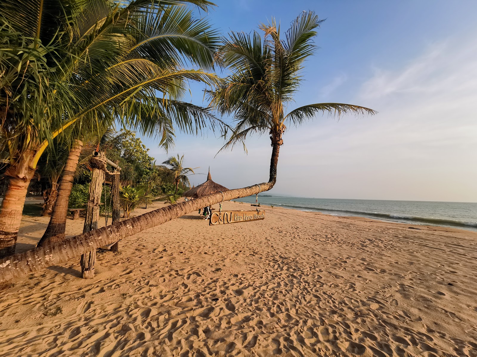 Foto von Kho Khao Beach mit beiger sand Oberfläche