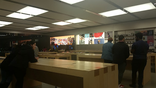 Computer Store «Apple Friendly Center», reviews and photos, 3320 W Friendly Ave, Greensboro, NC 27410, USA