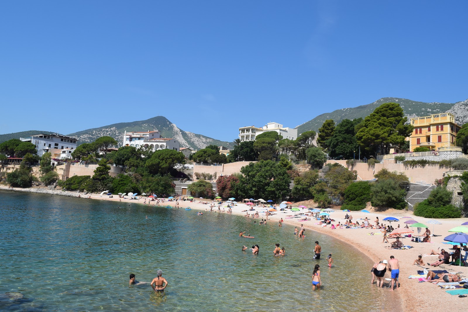 Valokuva Spiaggia Di Cala Gononeista. puhtaustasolla korkea