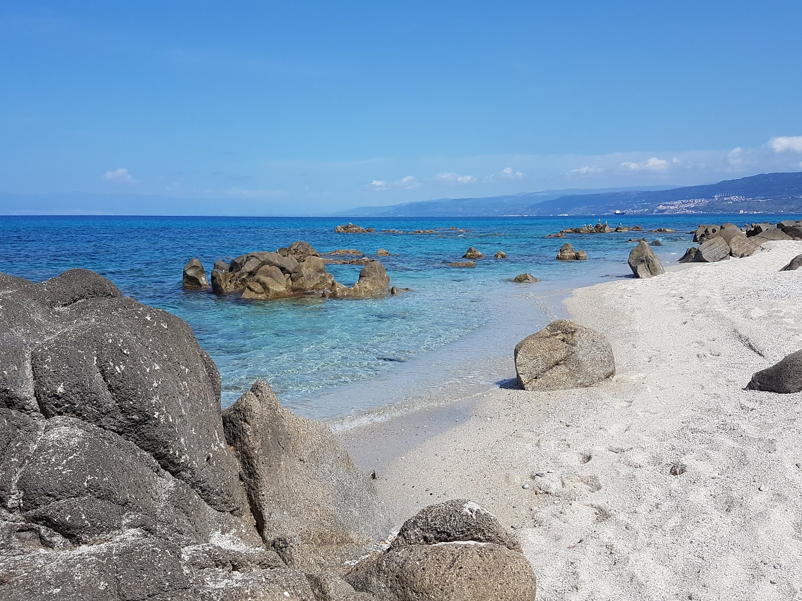 Foto von Punta scrugli beach mit teilweise sauber Sauberkeitsgrad