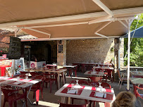 Atmosphère du Restaurant Guinguette Moulin Roc Tombé à Saint-Ambroix - n°1