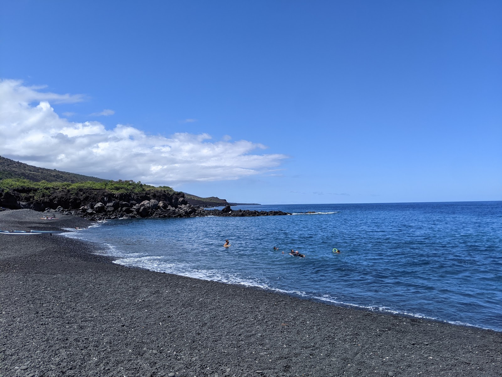 Foto di Pebbles Beach con una superficie del ciottoli grigi