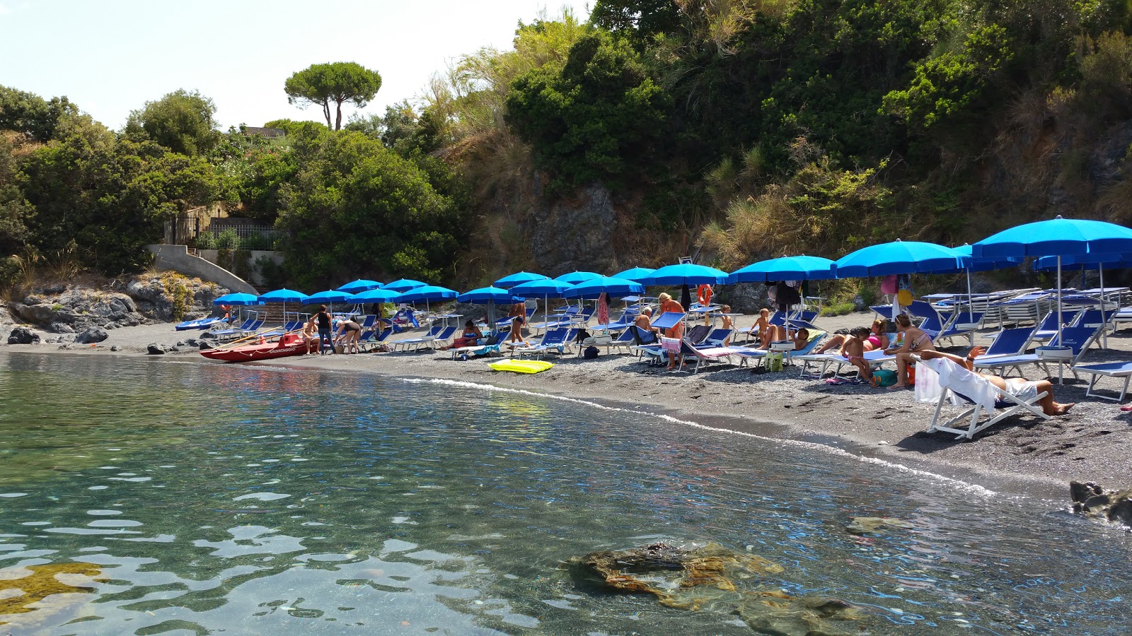 Foto von Spiaggia Le Terrazze mit feiner grauer kies Oberfläche