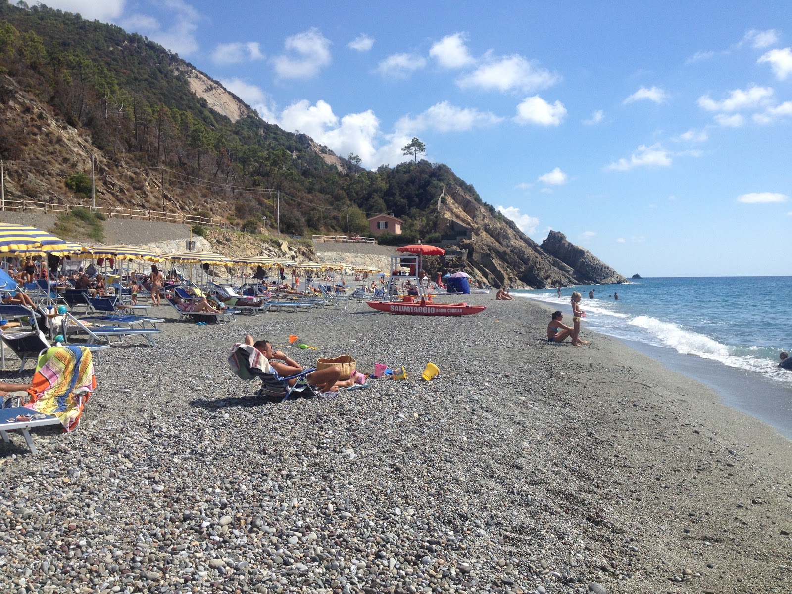 Spiaggia Deiva Marina的照片 带有蓝色的水表面