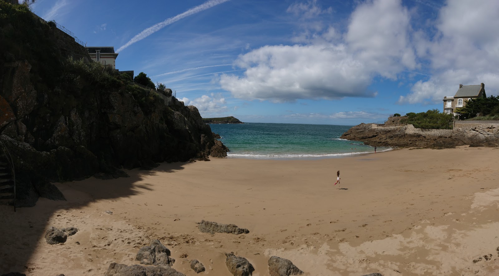 Foto di Plage du Nicet con una superficie del acqua cristallina