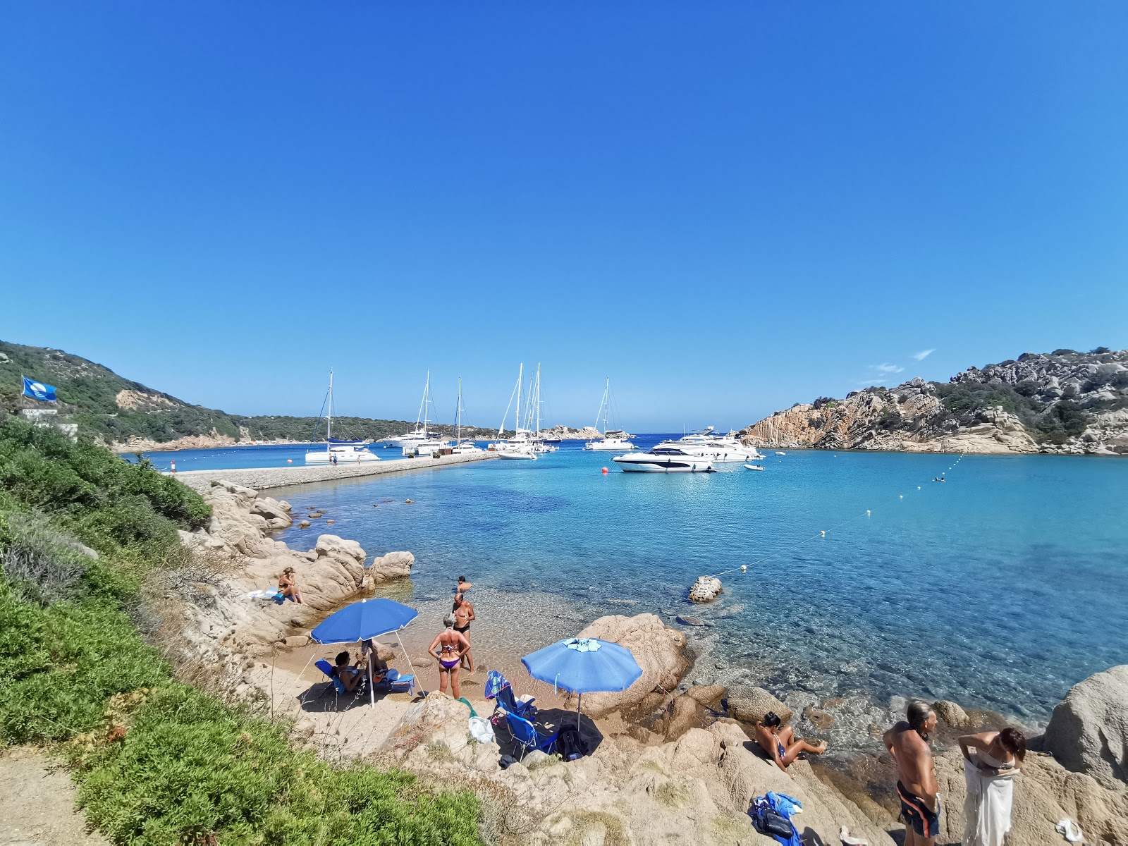 Photo of Cala Spalmatore surrounded by mountains