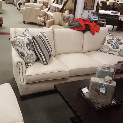 Furniture Store «Raymour & Flanigan Furniture and Mattress Store», reviews and photos, 490 New Park Ave, West Hartford, CT 06110, USA