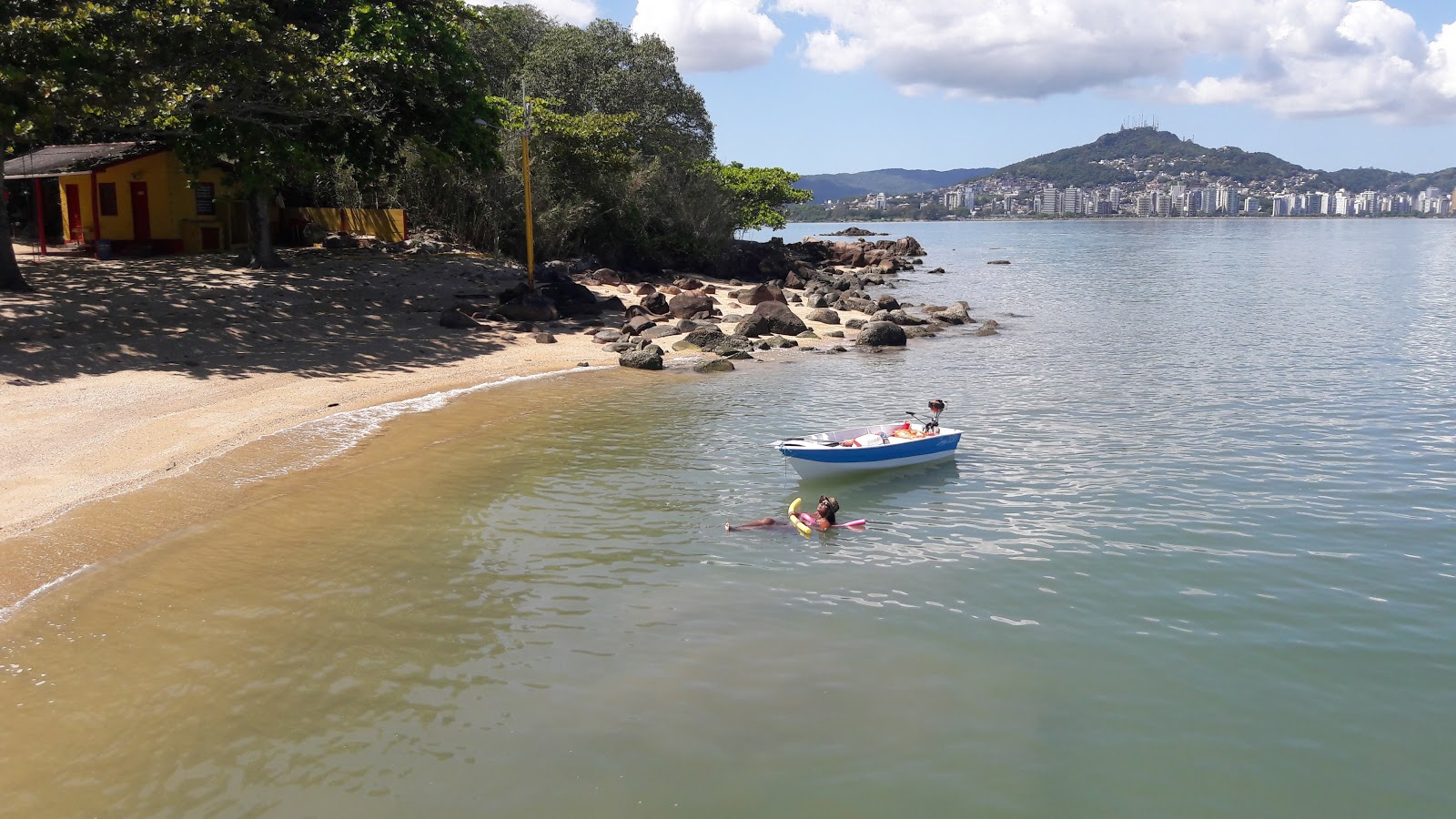 Foto di Praia da Ilha dos Guaras con una superficie del sabbia di conchiglie beige