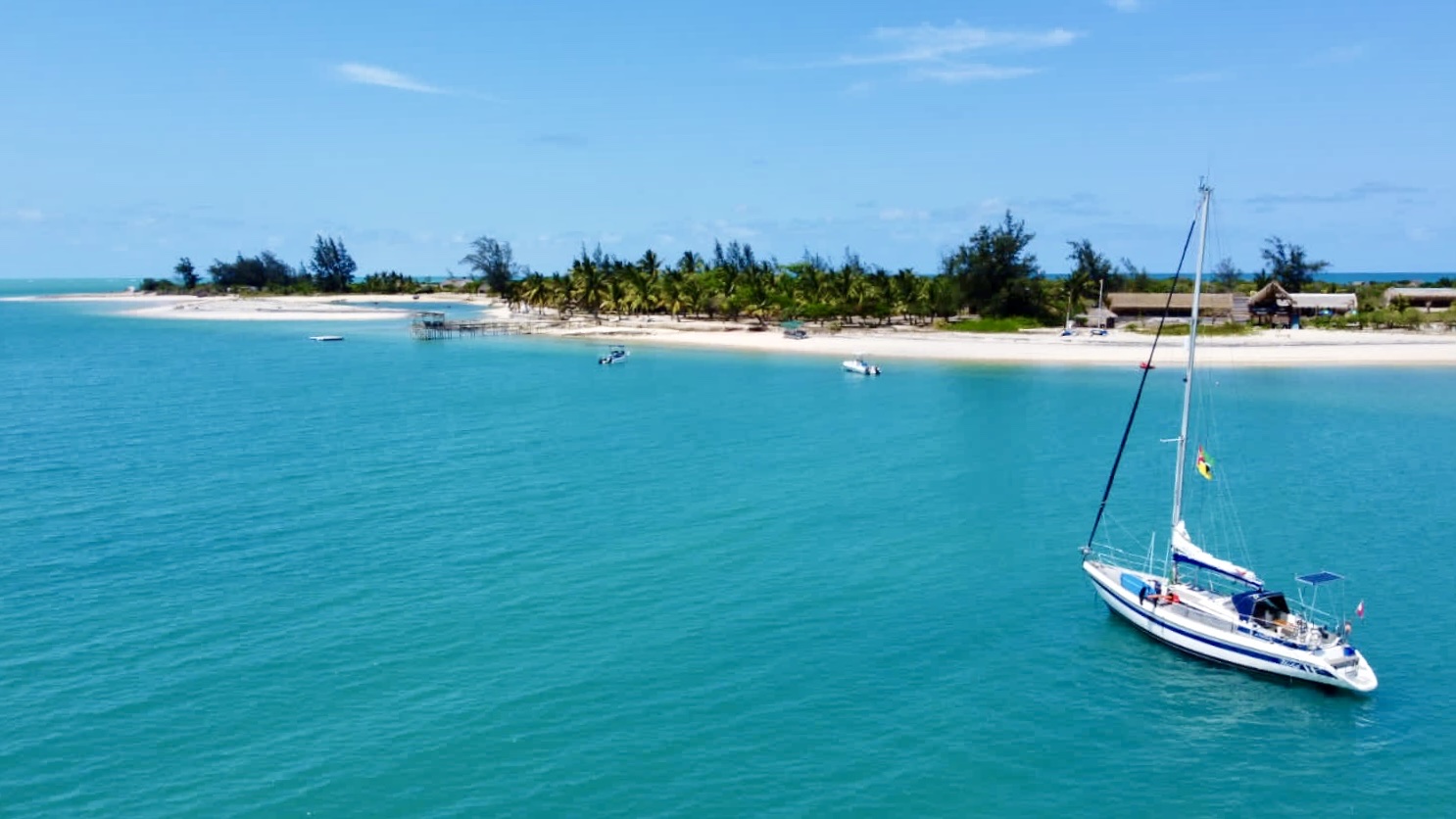 Foto de Laisse Beach área parcialmente do hotel