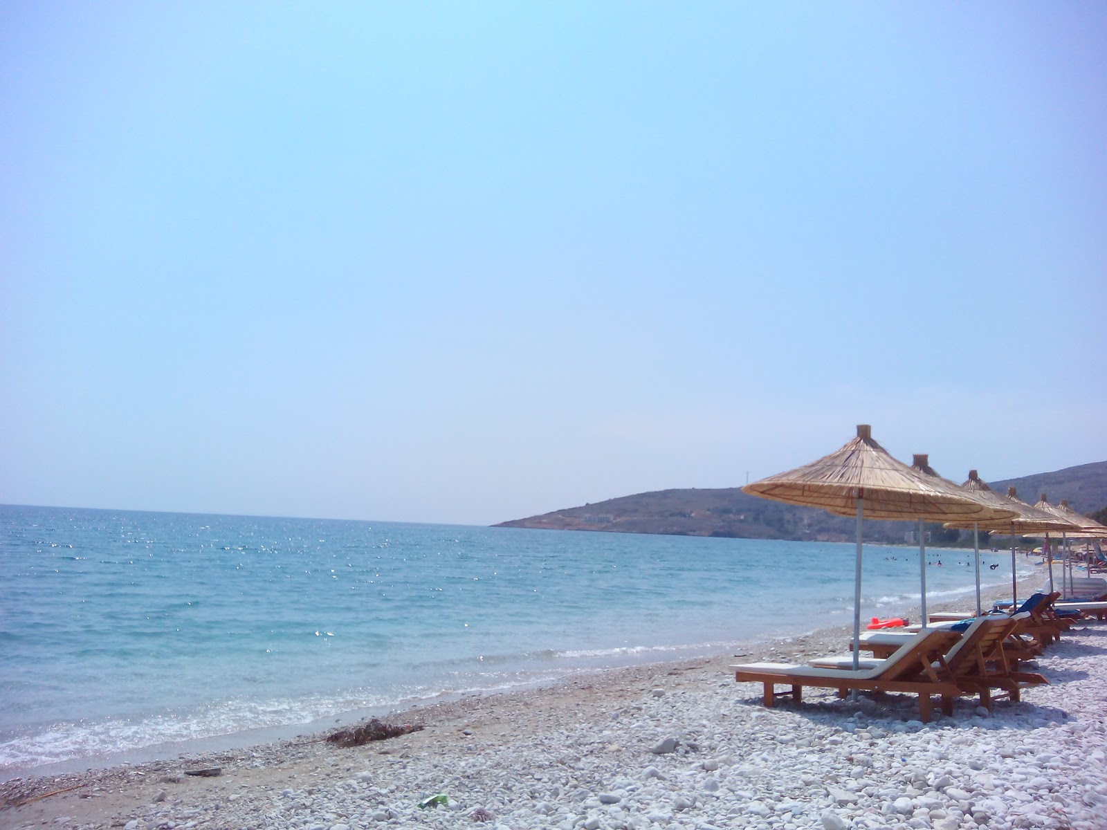 Foto von Qeparo beach und die siedlung