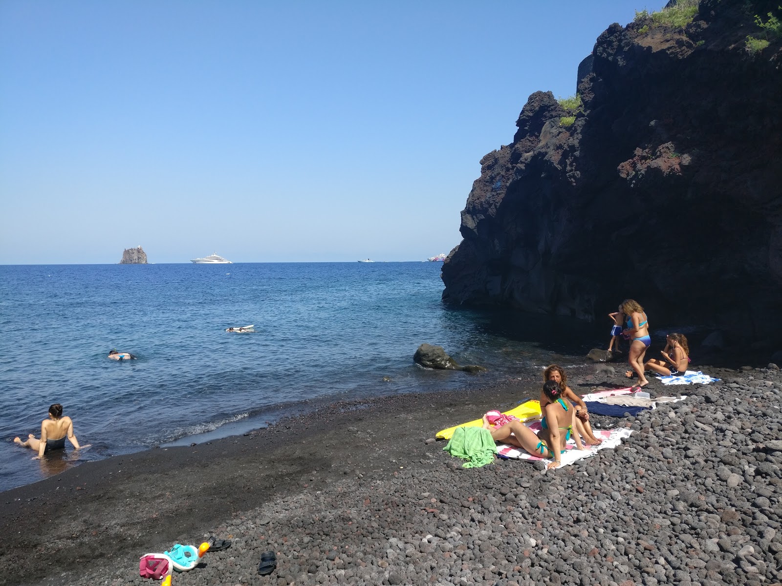 Foto di Scalo dei Balordi Beach con una superficie del acqua cristallina