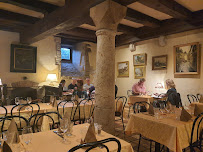 Atmosphère du Restaurant Le Petit Rolin à Autun - n°13