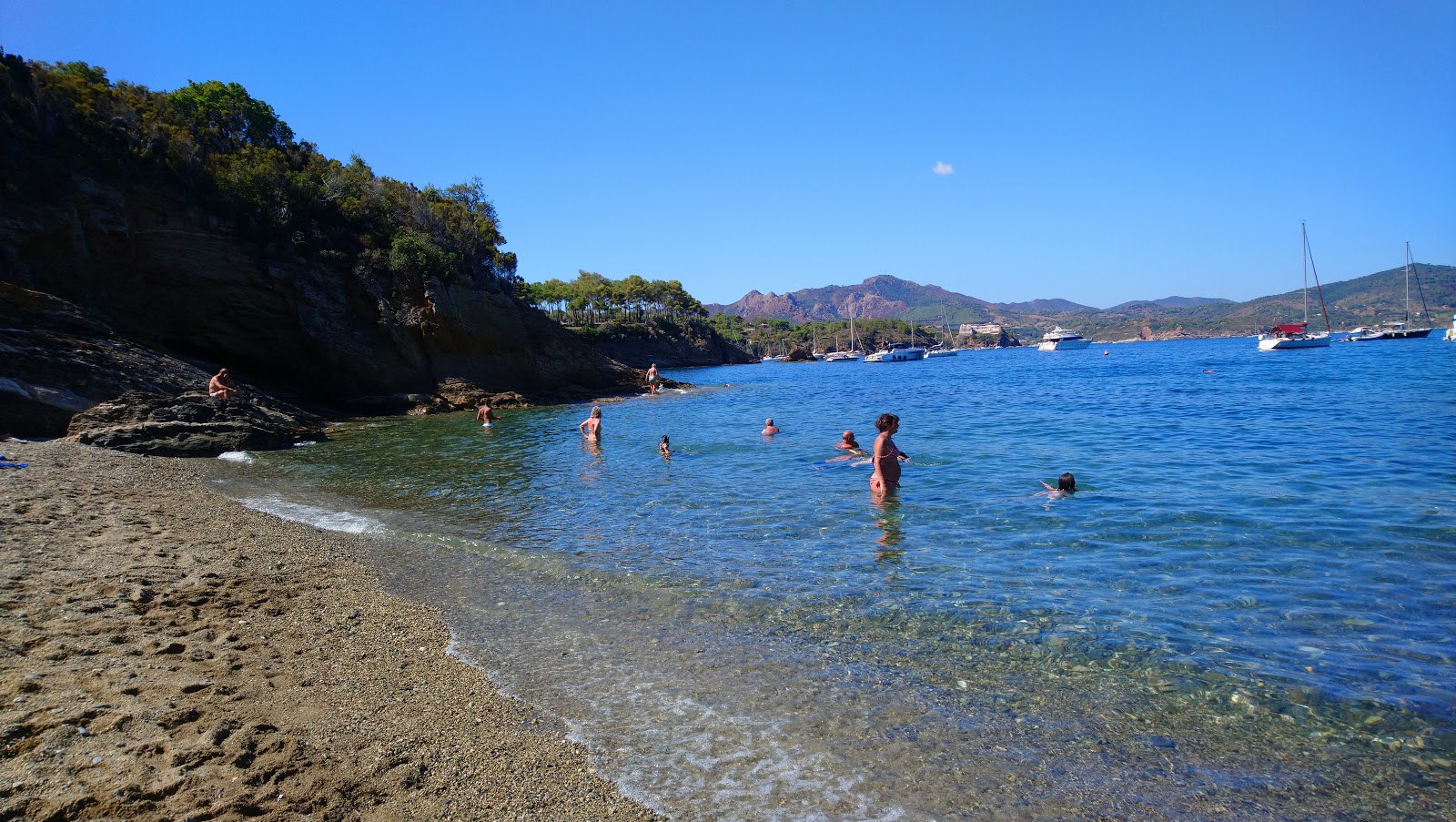 Foto de Calanova beach con agua cristalina superficie