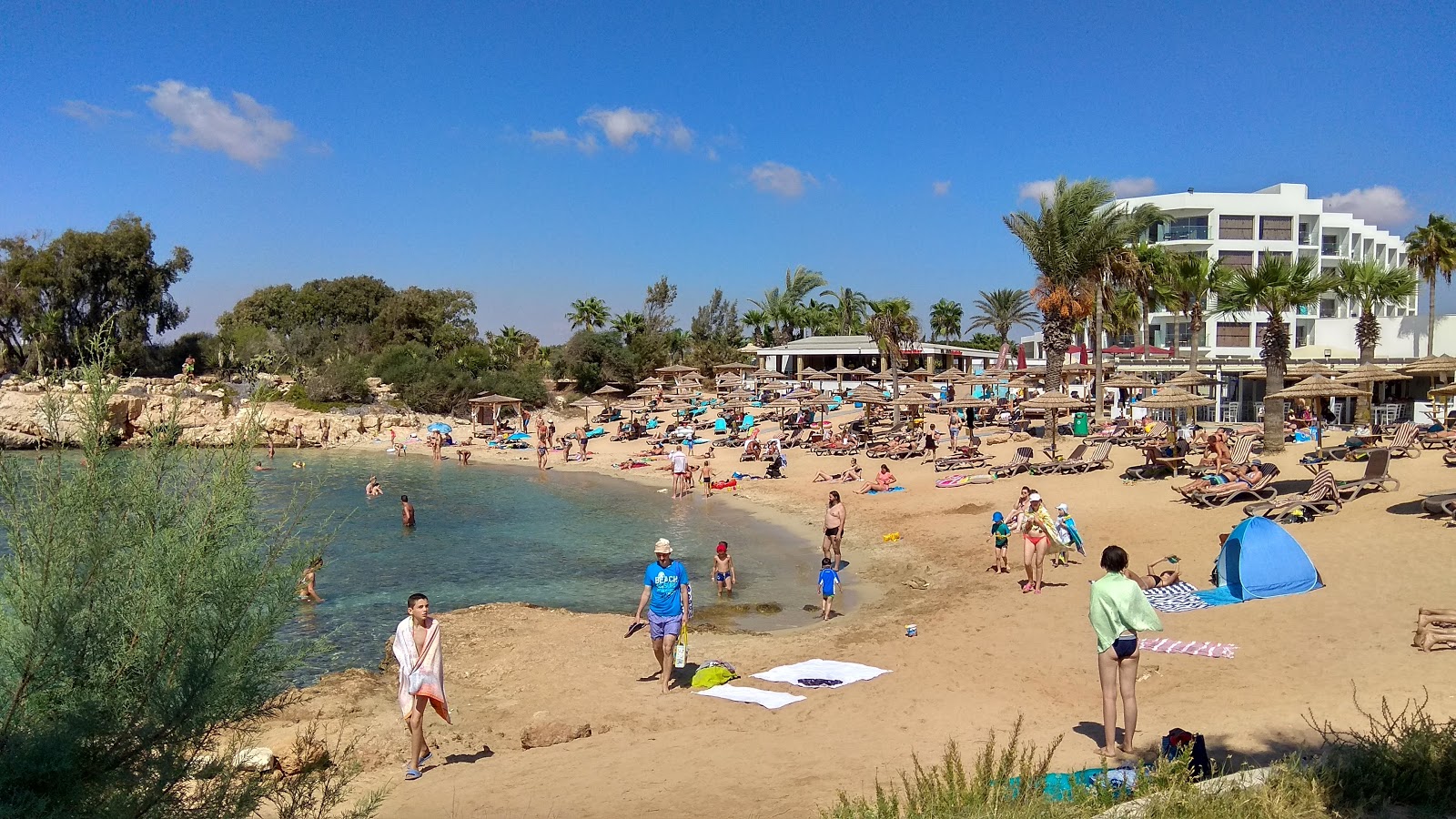 Latchi Adams Plajı'in fotoğrafı ve yerleşim