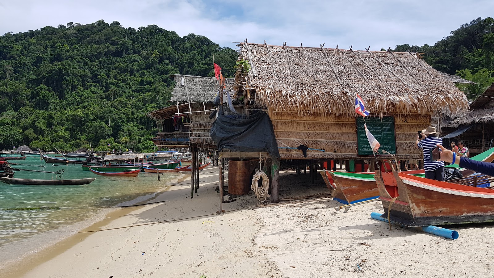 Foto van Moken community beach ondersteund door kliffen