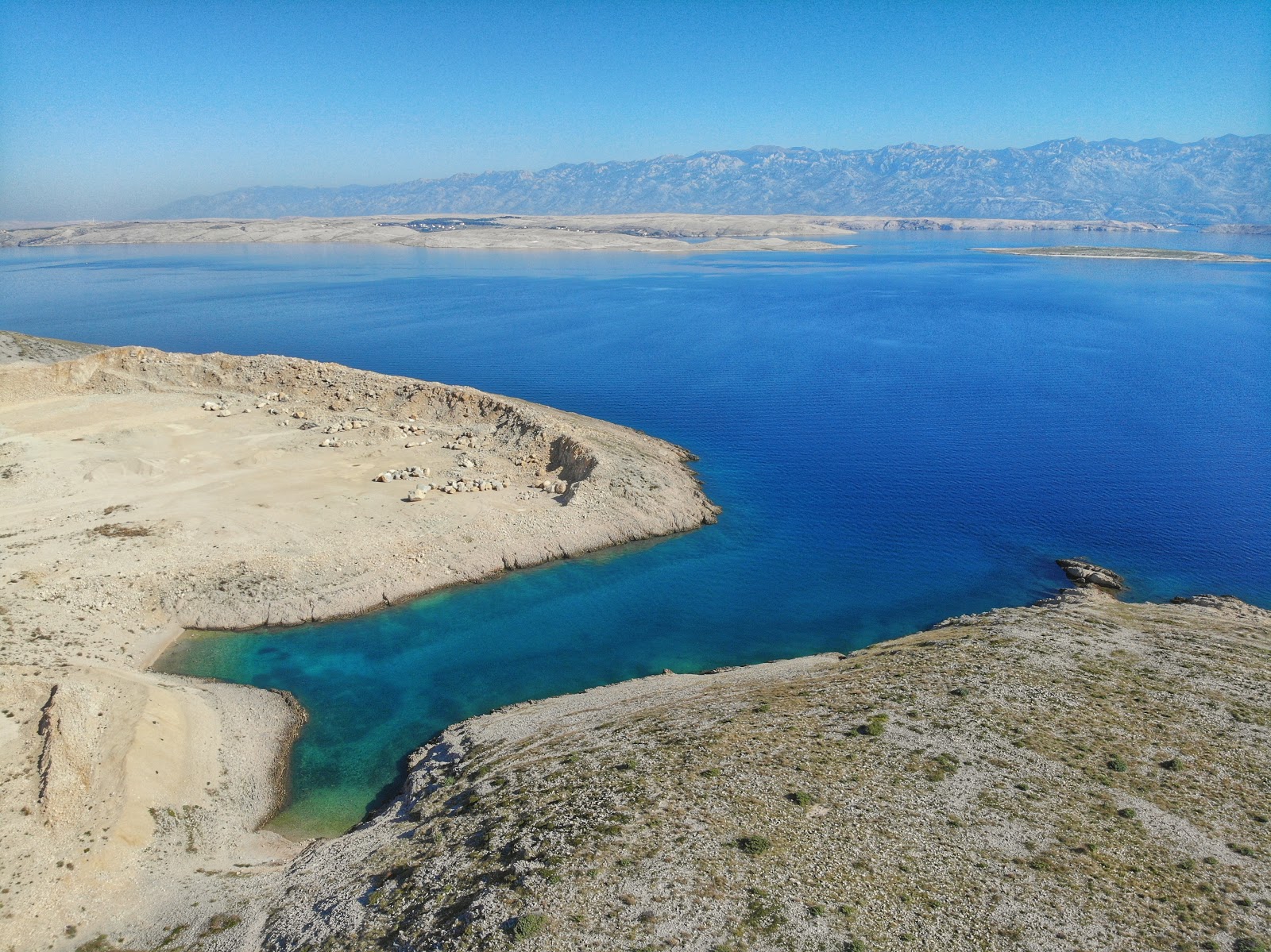 Foto di Velika Rasovaca con una superficie del sabbia beige e rocce