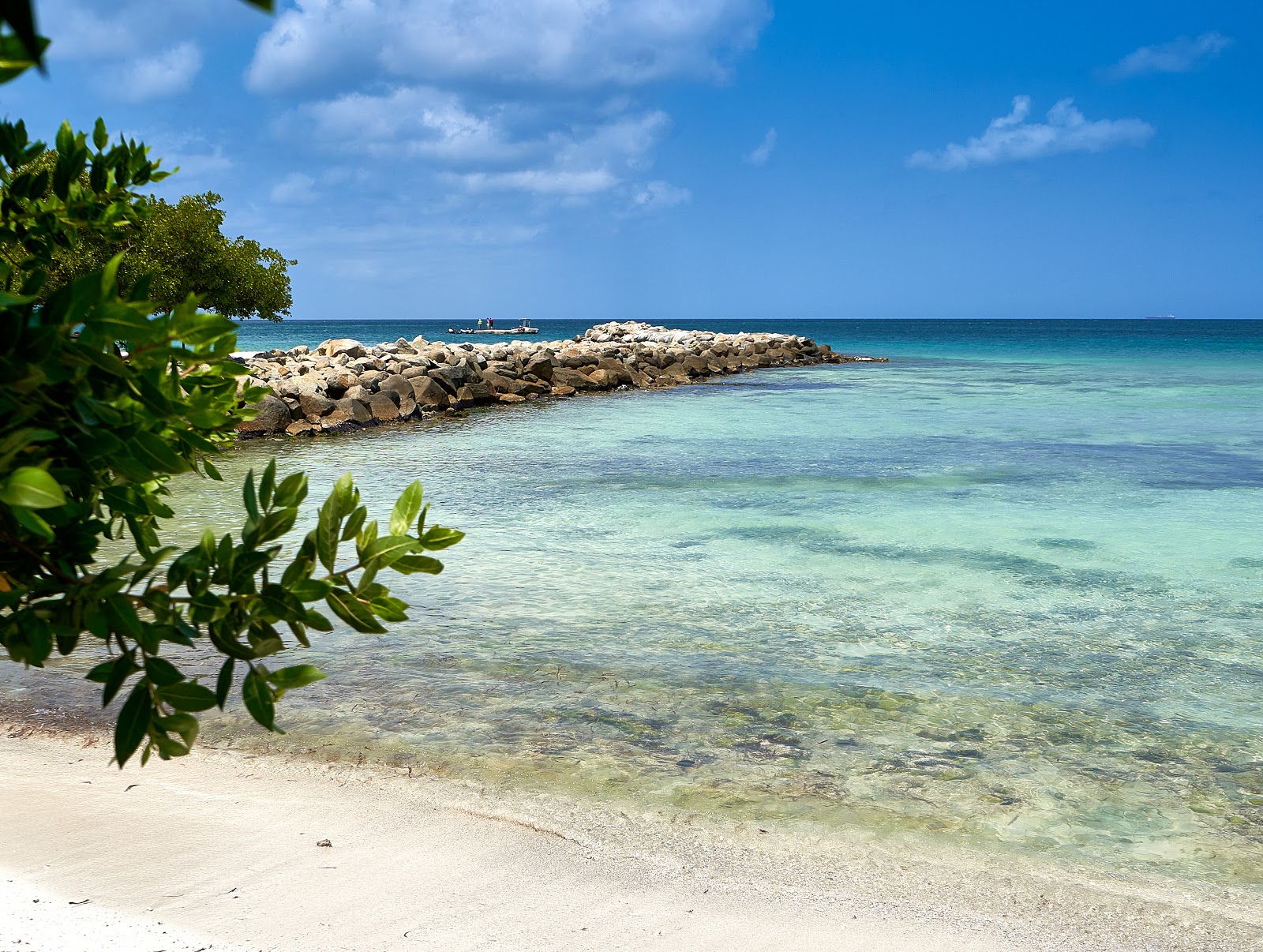 Valokuva Blue Residences beachista. sisältäen suora ranta
