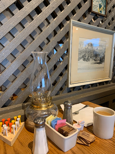 American Restaurant «Cracker Barrel Old Country Store», reviews and photos, 2075 Hylan Dr, Rochester, NY 14623, USA