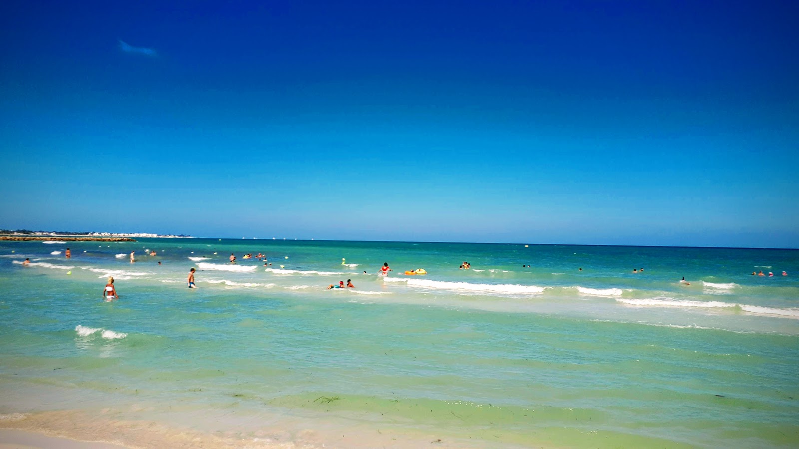 Valokuva Plage d'Aghirista. ja asutus