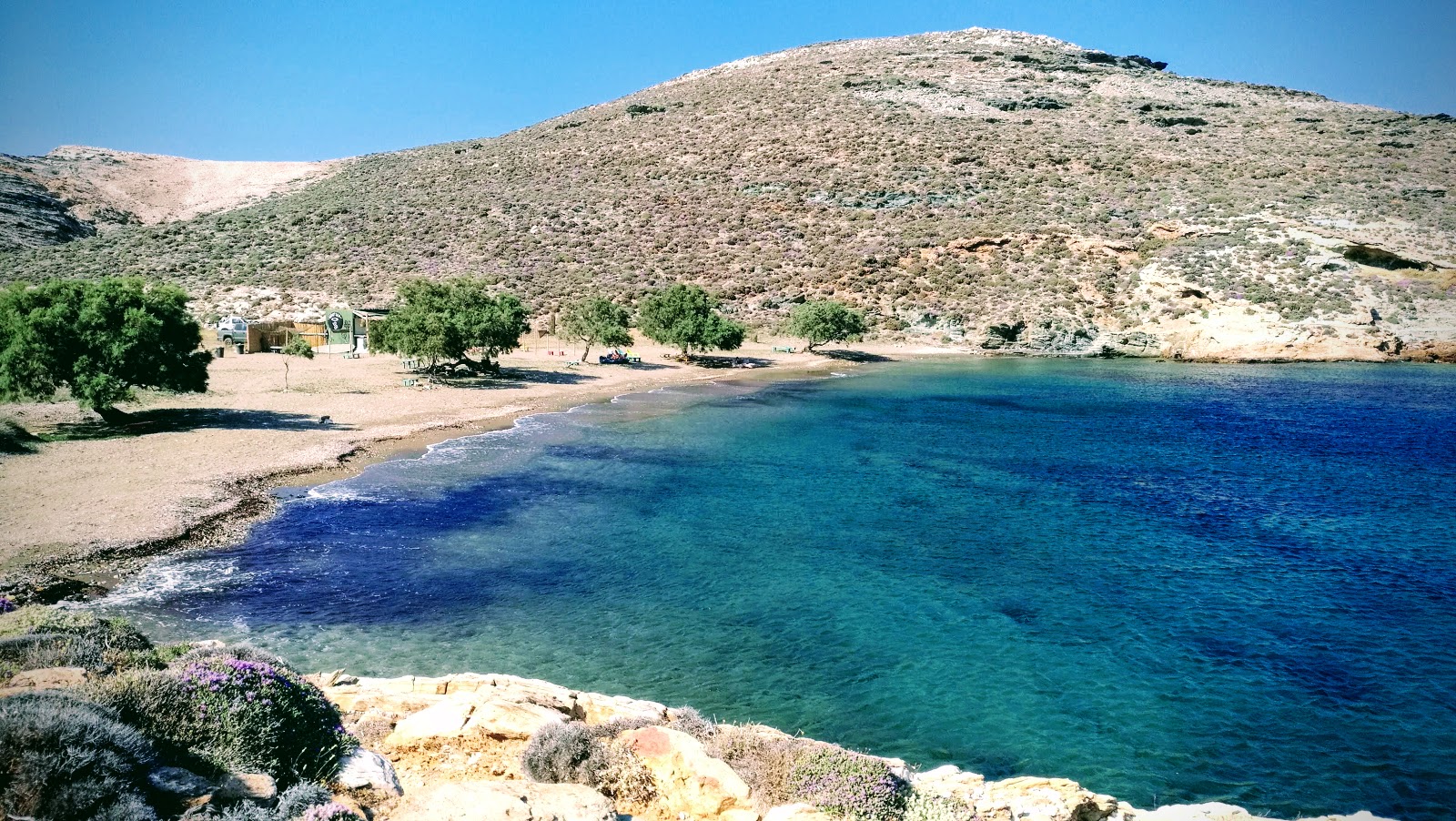 Agia Thalassa'in fotoğrafı parlak kum yüzey ile