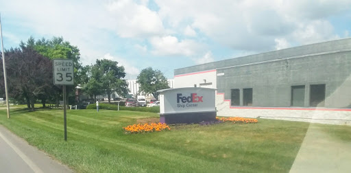Shipping and Mailing Service «FedEx Ship Center», reviews and photos, 2000 Mercer Rd, Lexington, KY 40511, USA