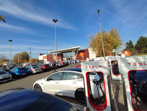 Borne de recharge de véhicules électriques Tesla Supercharger La Chapelle-Saint-Aubin