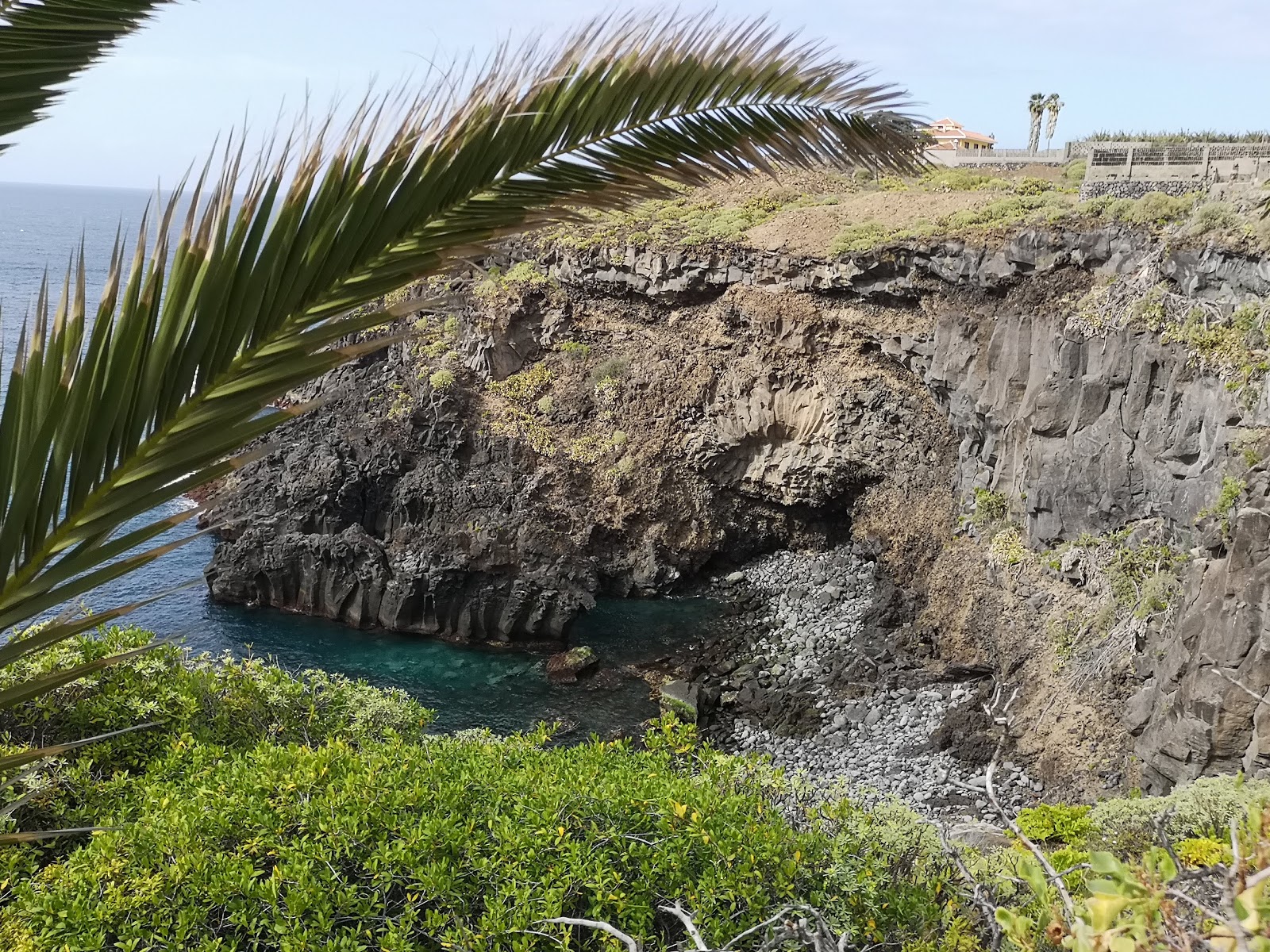 Foto av Playa de Los Barqueros med blå rent vatten yta