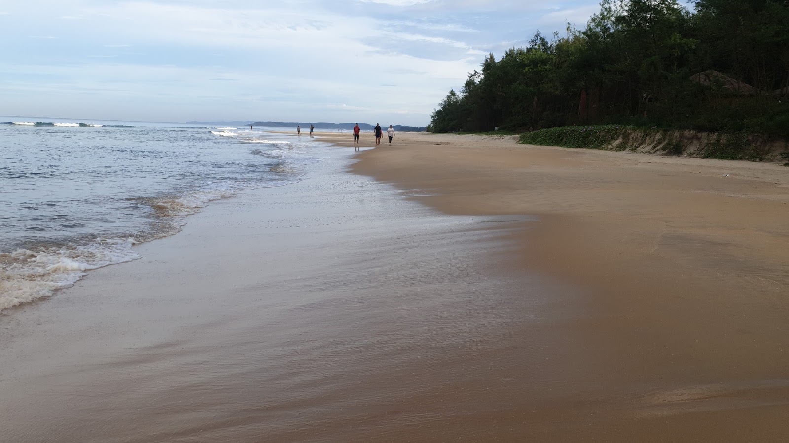 Photo de Alvekodi Beach avec sable lumineux de surface